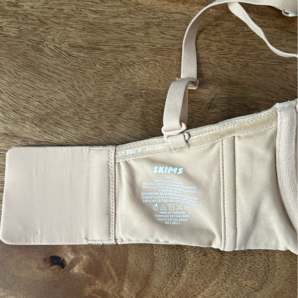 SKIMS Fits Everybody Strapless Bra Clay - Picture 4 of 11